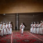 فرقة تقدم عرضًا أدائيًا تقليديًا داخل المتحف الوطني بالرياض
