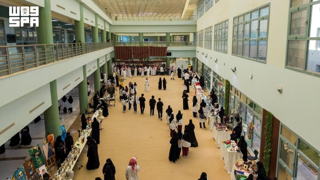 أجنحة فنية وتراثية وزوار في ملتقى ثقافتي وفنوني بجامعة تبوك