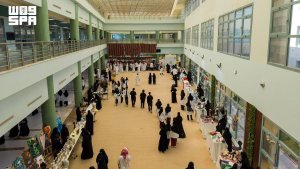 أجنحة فنية وتراثية وزوار في ملتقى ثقافتي وفنوني بجامعة تبوك